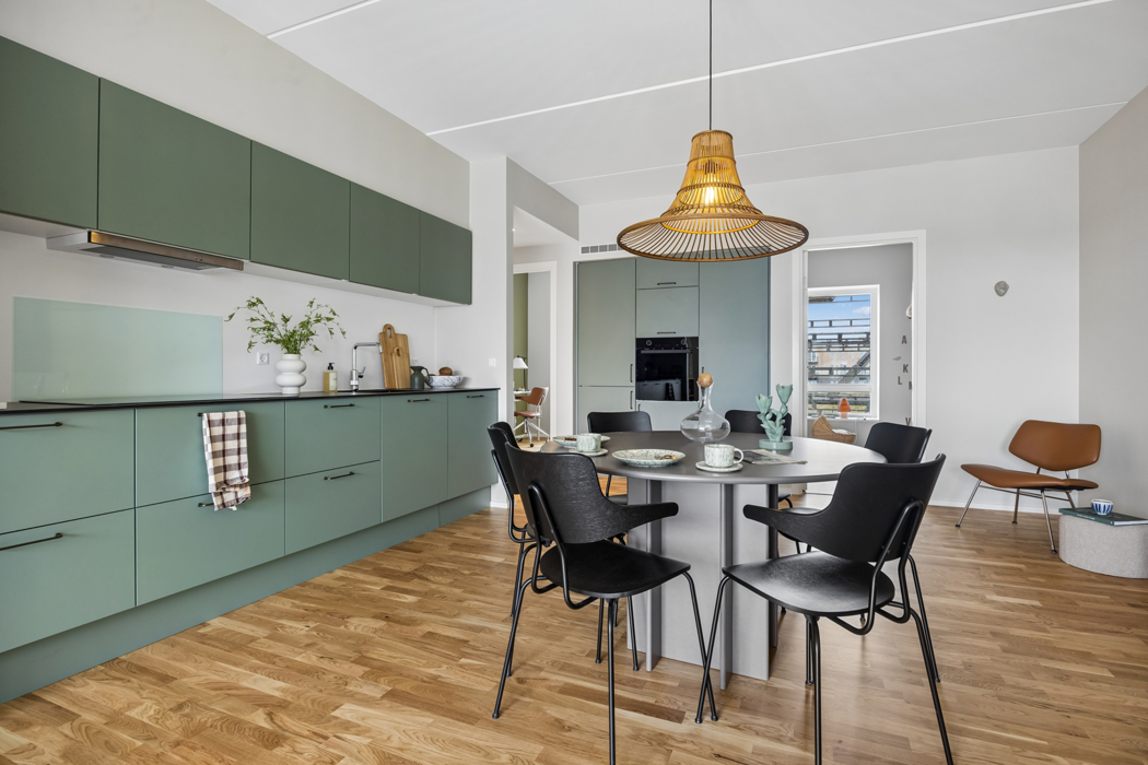 Lys og moderne 4-værelses lejlighed med terrasse  1